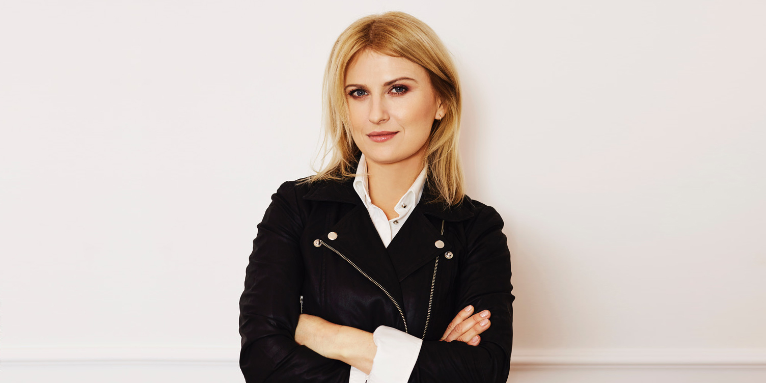„Nie uczy się nas miłości do siebie. Uważane jest to za egoizm. A im będziemy lepsi dla siebie, tym będziemy lepsi dla innych i mniej będzie konfliktów” – mówi psycholog i coach Joanna Chmura