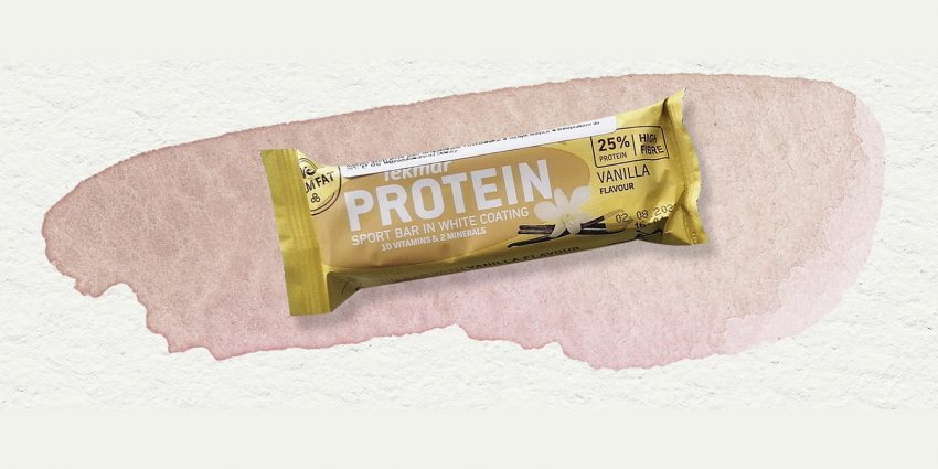 Tekst o batonach proteinowych, ich składzie i korzyściach. Na zdjęciu: Zblizenie baru - HelloZdrowie