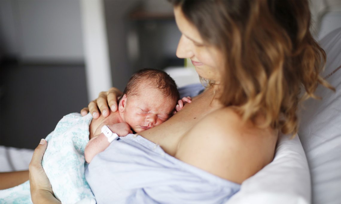 Breast crawl - co to jest i jakie daje korzyści mamie?
