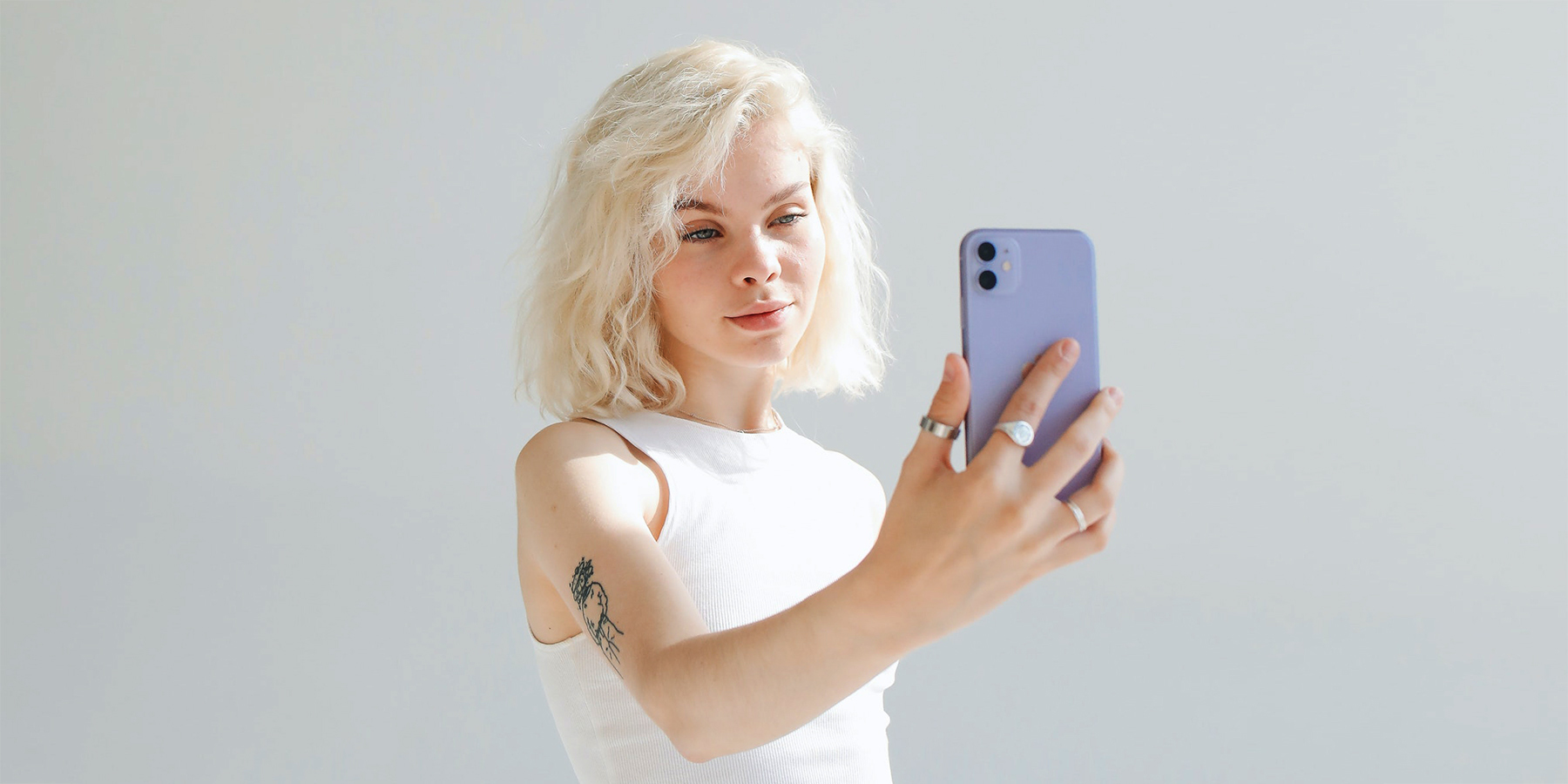 dziewczyna robiąca selfie