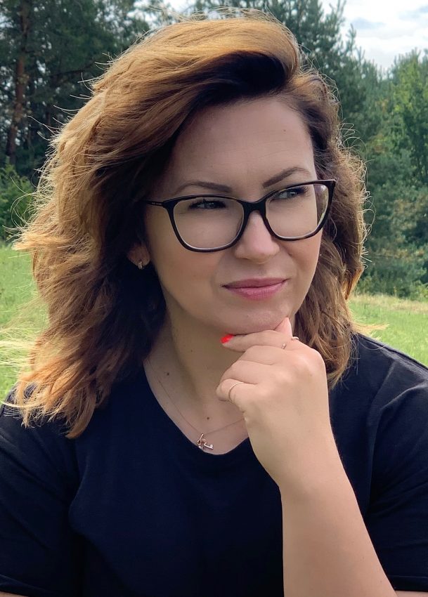 Tekst o książce analizującej ludzką seksualność i relacje. Na zdjęciu: Kobieta w okularach trzymająca dłoń przy brodzie - HelloZdrowie