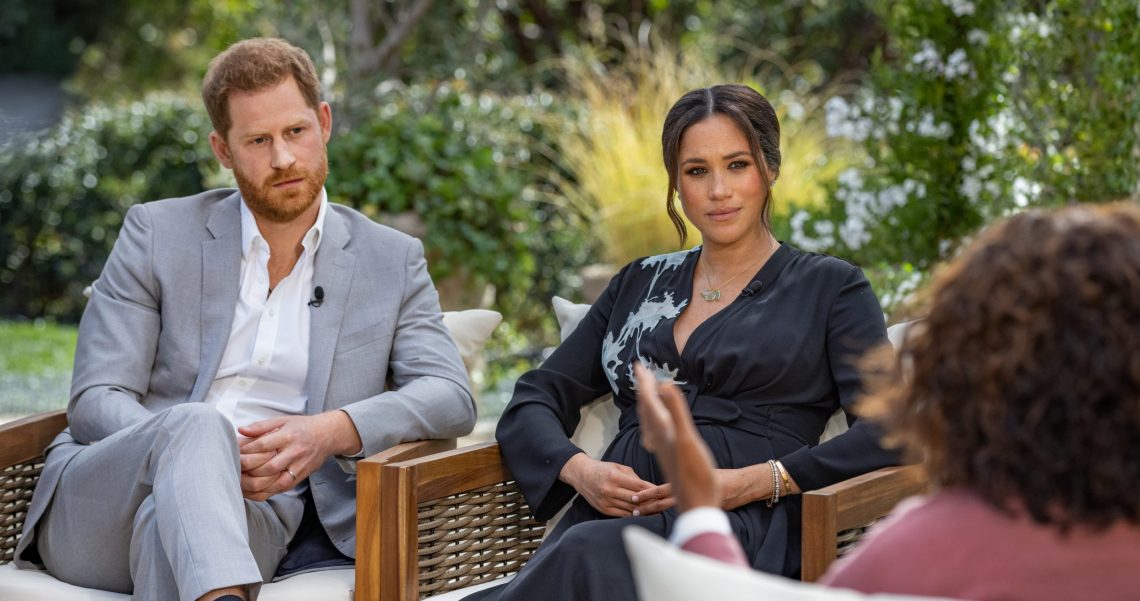 Tekst o wywiadzie Meghan Markle z Oprah Winfrey. Na zdjęciu: Mężczyzna i kobieta siedzący na krzesłach - HelloZdrowie