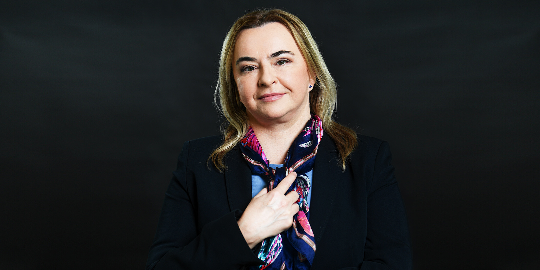 Tekst o zbędności profilaktycznych badań hormonalnych tarczycy. Na zdjęciu: Kobieta w garniturze - HelloZdrowie