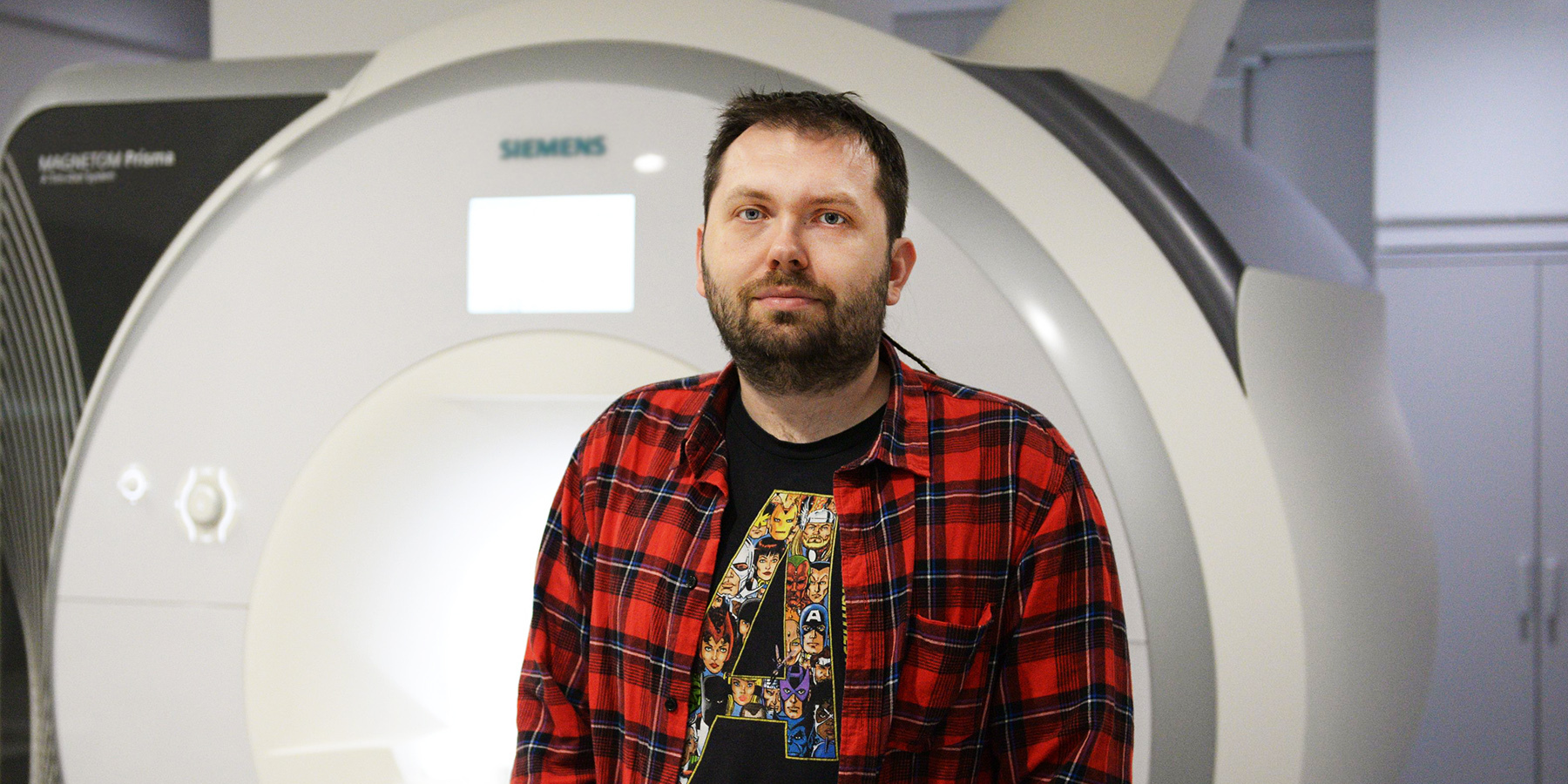 Tekst o wpływie samotności na zdrowie i śmiertelność. Na zdjęciu: Mężczyzna stojący przed maszyną - HelloZdrowie