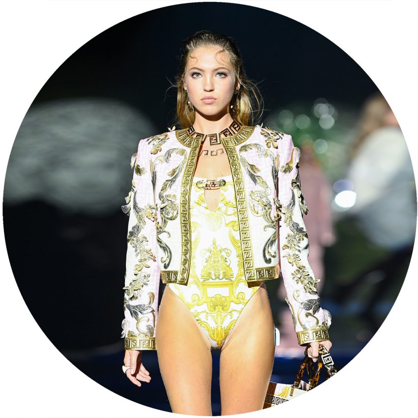 Córka Kate Moss wspiera osoby chorujące na cukrzycę. Przeszła po wybiegu z pompą insulinową – zdjęcie numer 1 Lila Grace Moss na wybiegu z pompą insulinową