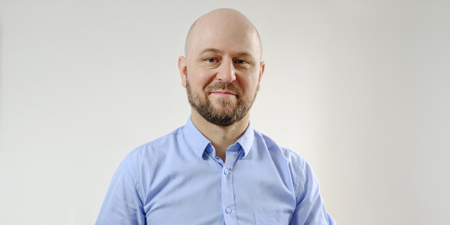 Tekst o korzyściach zdrowotnych z pracy zdalnej. Na zdjęciu: Mężczyzna z brodą i wąsami - HelloZdrowie