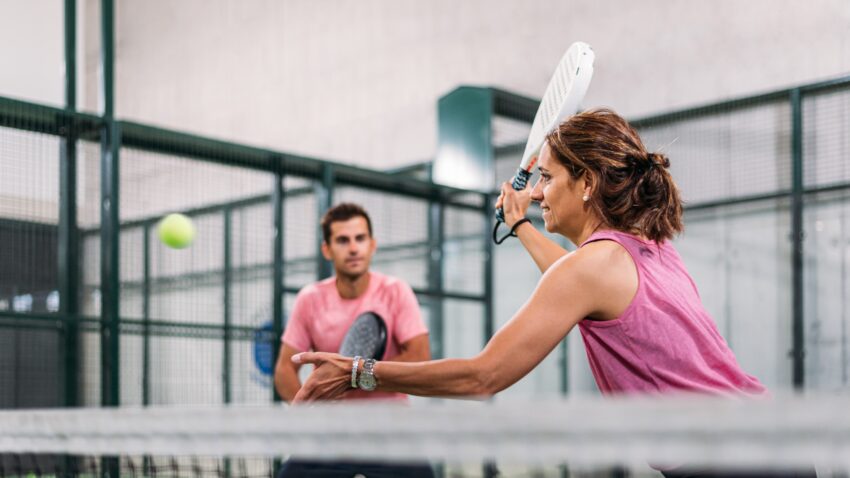 na zdjęciu: prara gra w padla; tekst o tym, że sporty rakietowe wpływają na długowieczność - Hello Zdrowie
