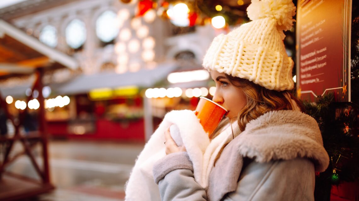 Kobieta pije kawę z kubka