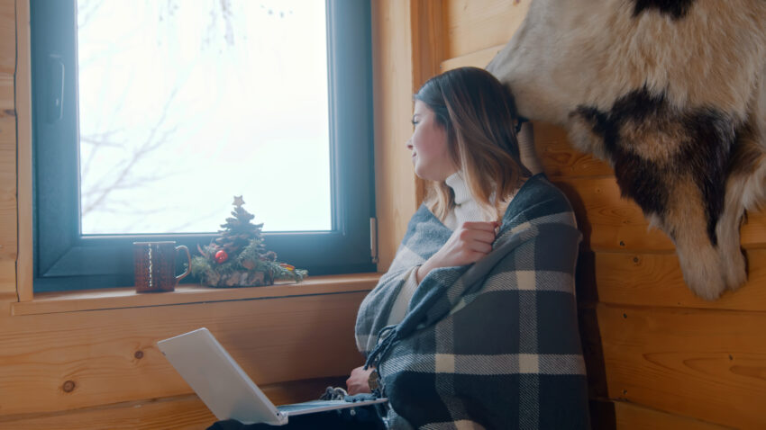 Kobieta pracuje zdalnie w święta