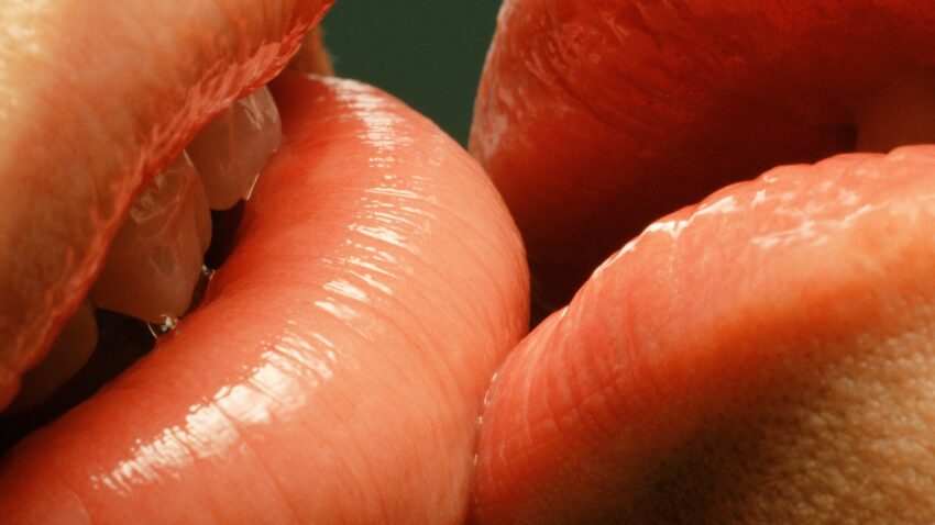 na zdjęciu: zbliżenie ust podczas pocałunku, tekst o mocy pocałunków - Hello Zdrowie