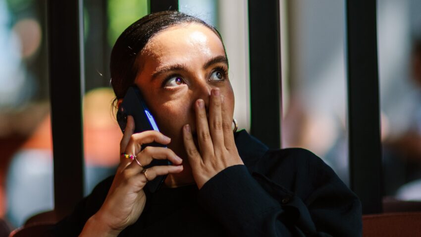 na zdjęciu: kobieta rozmawia przez telefon, jest zaskoczona; tekst o deja vu - Hello Zdrowie
