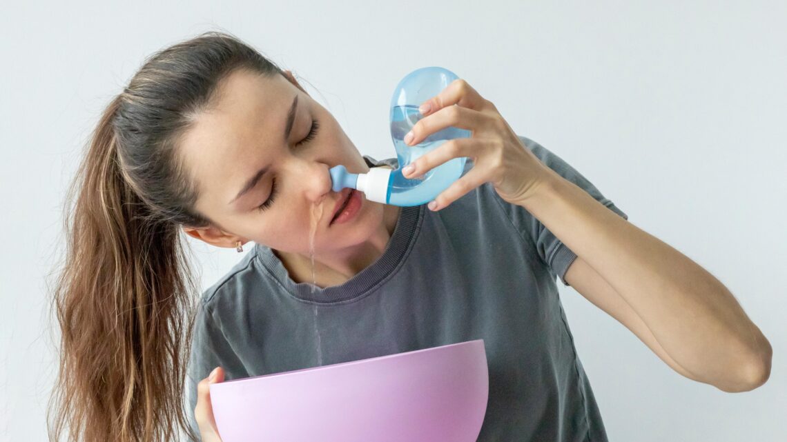 kobieta płucze zatoki - Hello Zdrowie