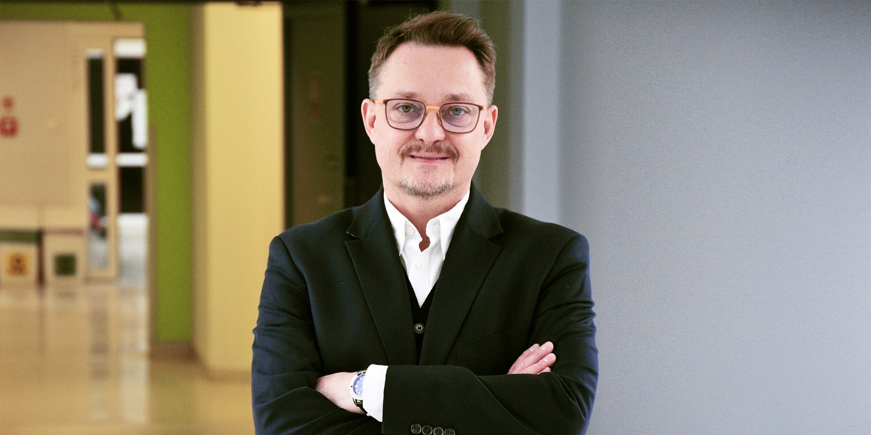 Na zdjęciu Krzysztof Dowgierd, ordynator Oddziału Chirurgii Szczękowo Twarzowej Rekonstrukcyjnej i Estetycznej w WSSD w Olsztynie - HelloZdrowie