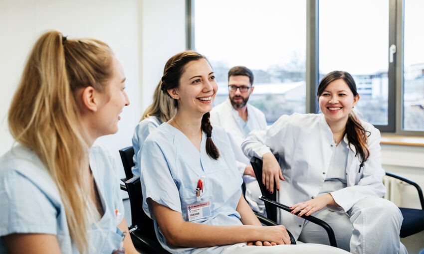 Na zdjęciu studenci i studentki medycyny- HelloZdrowie