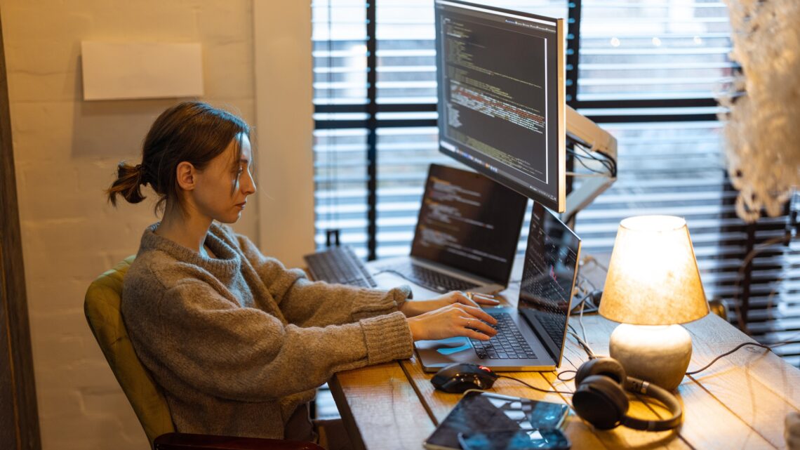 kobieta siedzi przy biurku i pracuje na komputerze - Hello Zdrowie