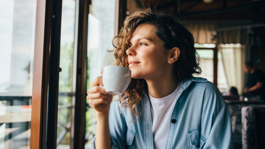 Kobieta pije kawę