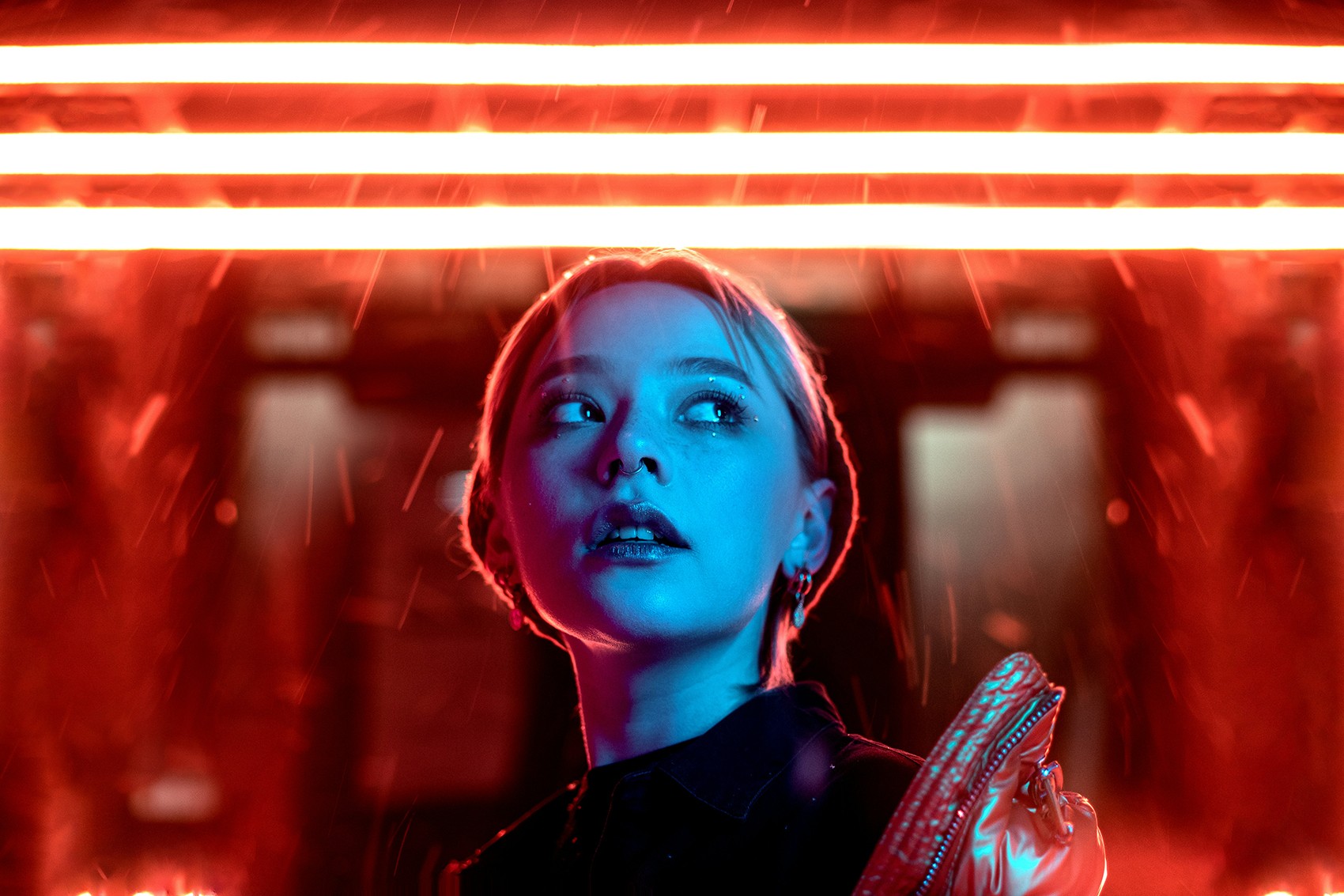 „Ewolucja wciąż może nas wciąż zaskoczyć”, na zdjęciu: dziewczyna w futurystycznym otoczeniu /fot. Unsplash