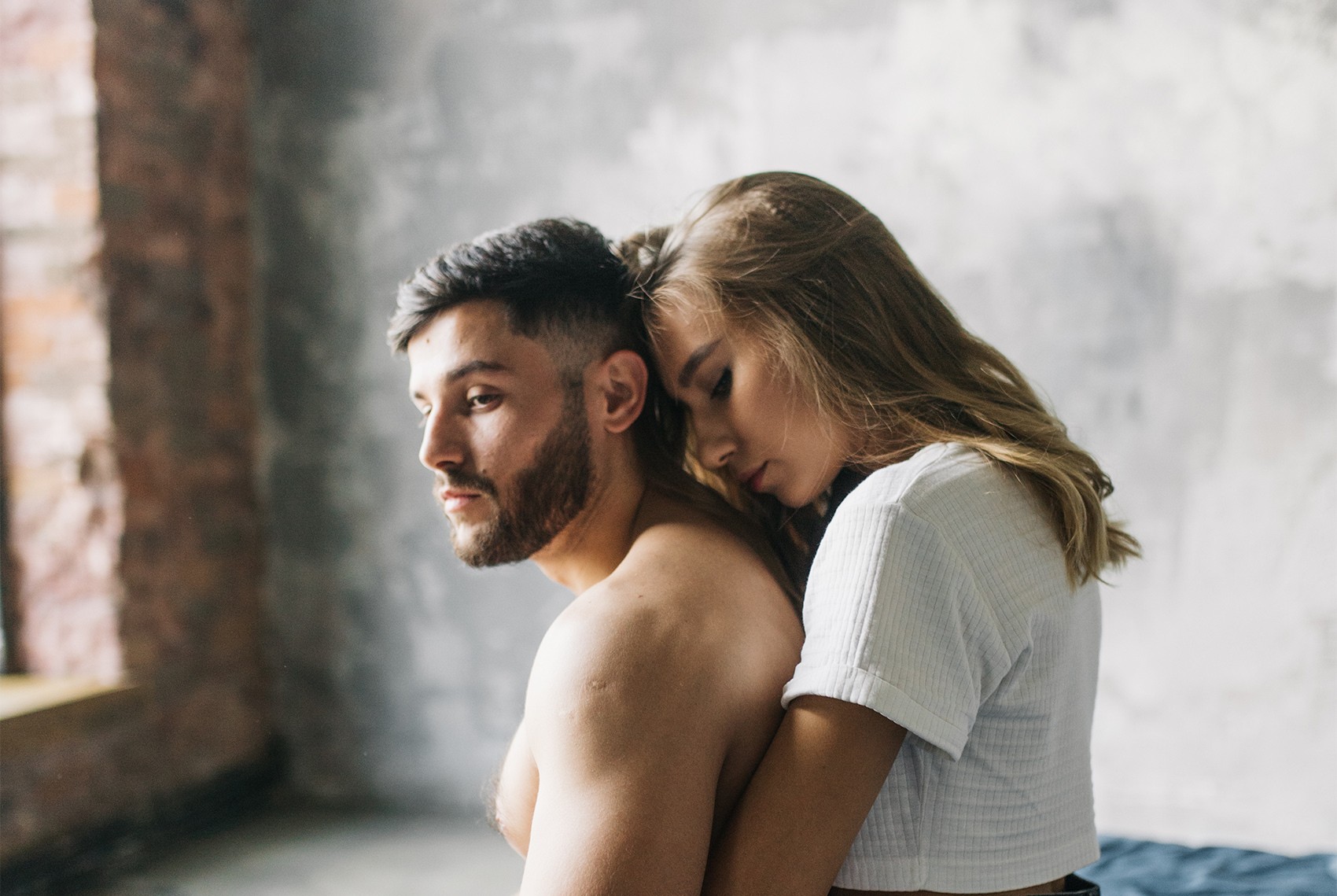 Co robić, kiedy druga połówka jabłka, pasuje do nas wszędzie tylko nie w łóżku, na zdjęciu: smutni kobieta i mężczyzna /fot. Adobe Stock