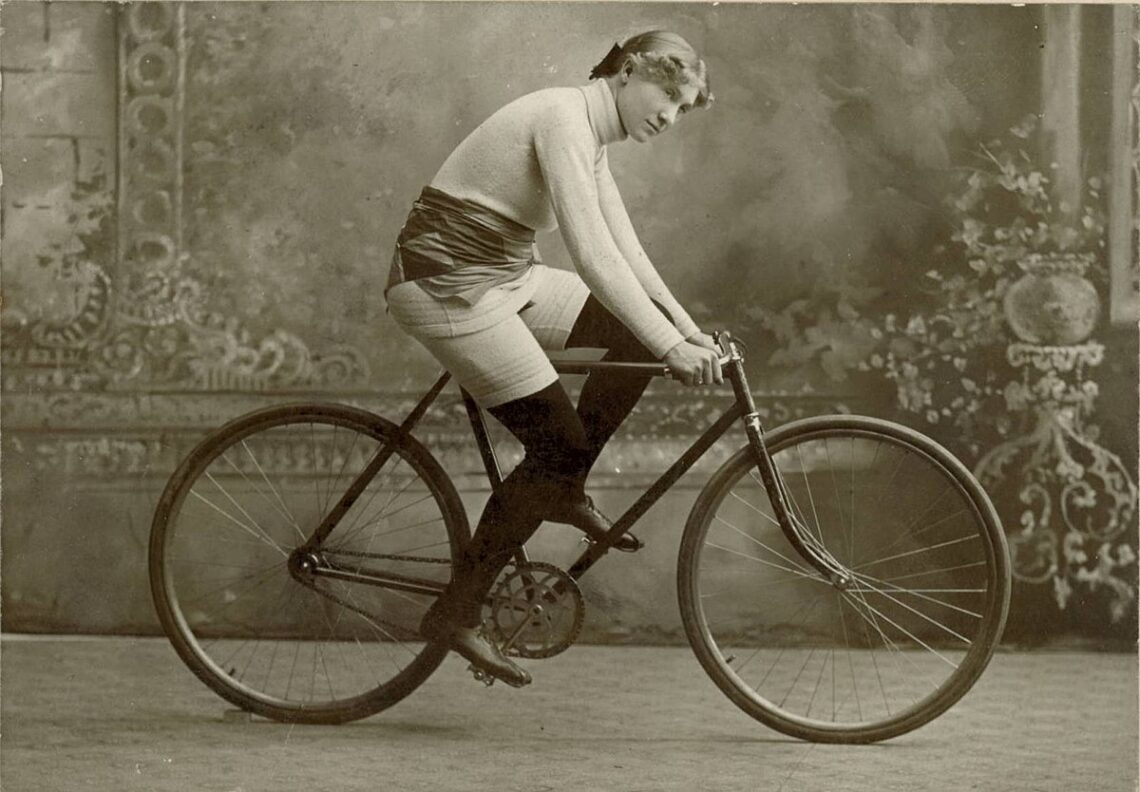 Archiwalne zdjęcia cyklistek - Hello Zdrowie