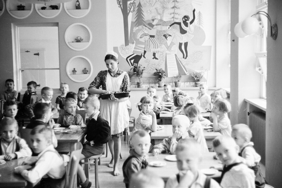 Zdjęcie ze stołówki jednego z rabczańskich sanatoriów. Lata 50. /fot. NAC