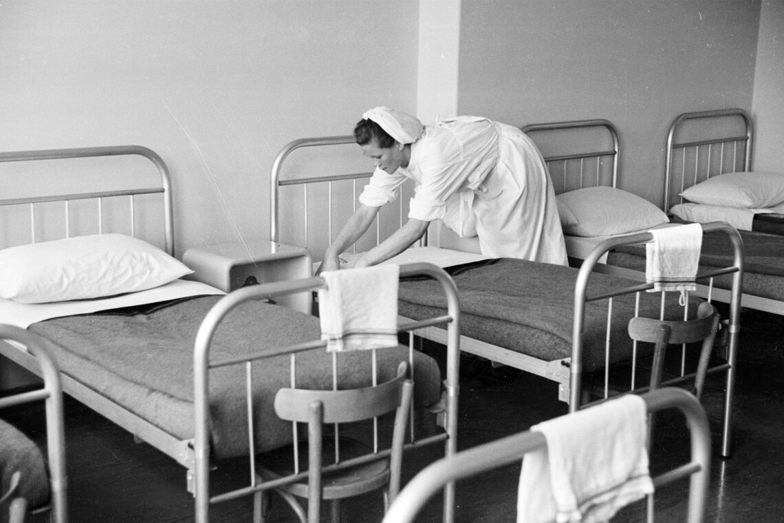 Ścielenie łóżek w jednym z Rabczańskich sanatoriów. Lata 50. /fot. NAC