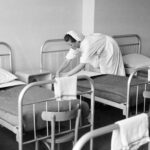 Ścielenie łóżek w jednym z Rabczańskich sanatoriów. Lata 50. /fot. NAC