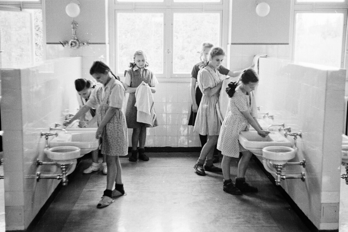 Dziewczynki myjące ręce w łazience rabczańskiego sanatorium. Lata 50. /fot. NAC