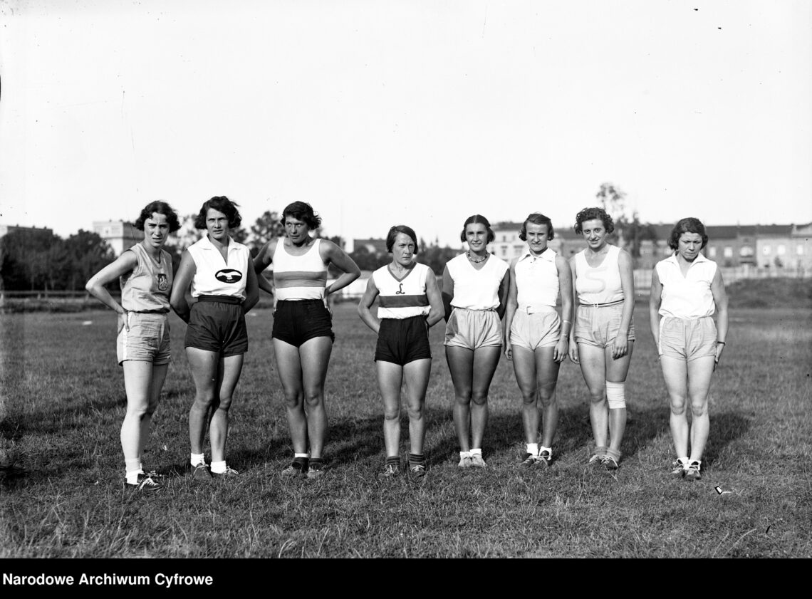 Grupa zawodniczek. Widoczne m.in Helena Woynarowska (1 z lewej), Janina Skirlińska, Janina Wasilewska, Aniela Sikorzanka
