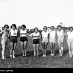 Grupa zawodniczek. Widoczne m.in Helena Woynarowska (1 z lewej), Janina Skirlińska, Janina Wasilewska, Aniela Sikorzanka
