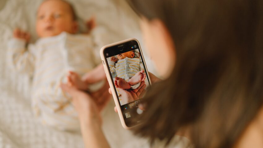 Mama robi zdjęcie dziecku