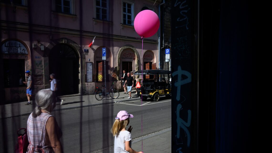 na zdjęciu: dziewczynka niosąca różowy balonik, Kraków - Hello Zdrowie