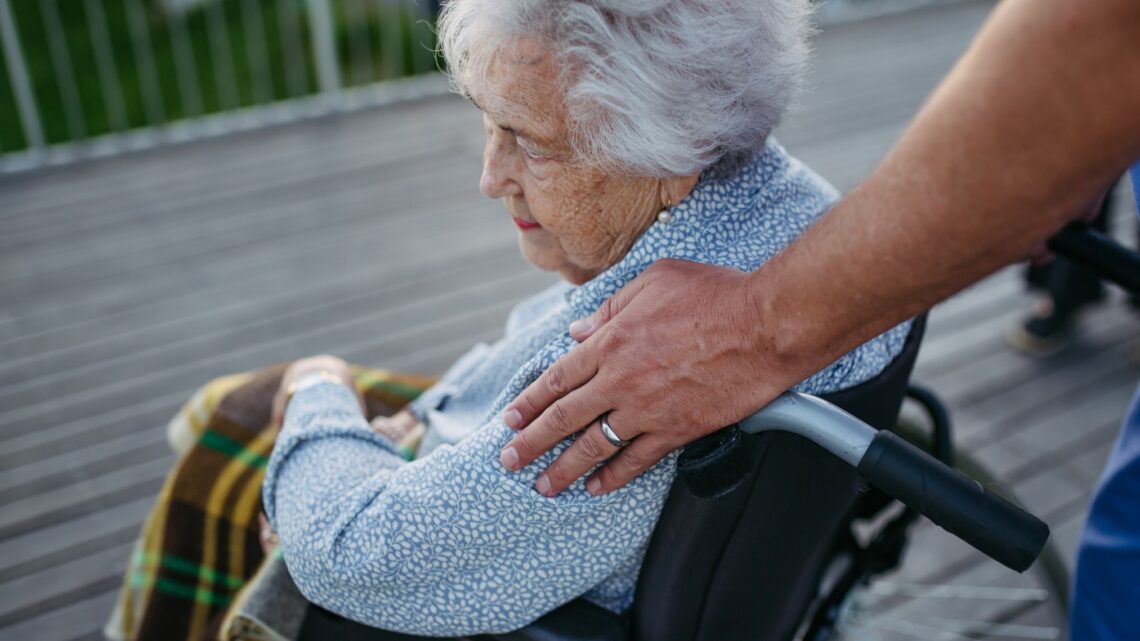na zdjęciu: starsza kobieta na wózku, tekst o tym, że masaż pomaga osobom chorującym na alzheimera - Hello Zdrowie