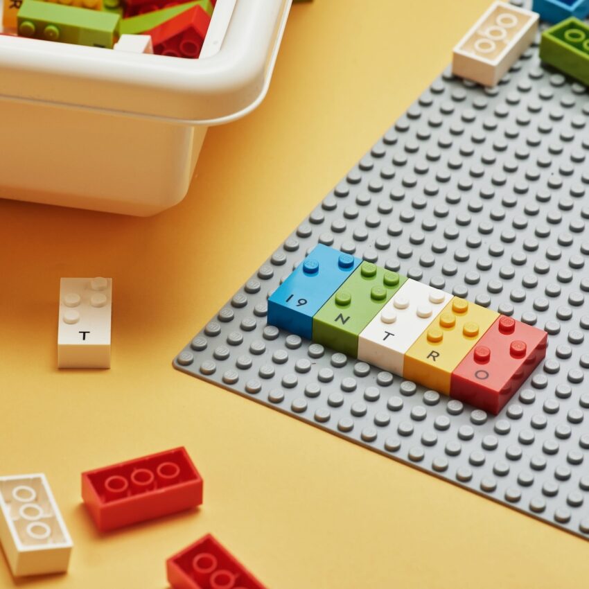 Nauka alfabetu Braille’a bez barier. LEGO wspiera dzieci z dysfunkcjami wzroku – zdjęcie numer 1 Klocki LEGO Braille Bricks