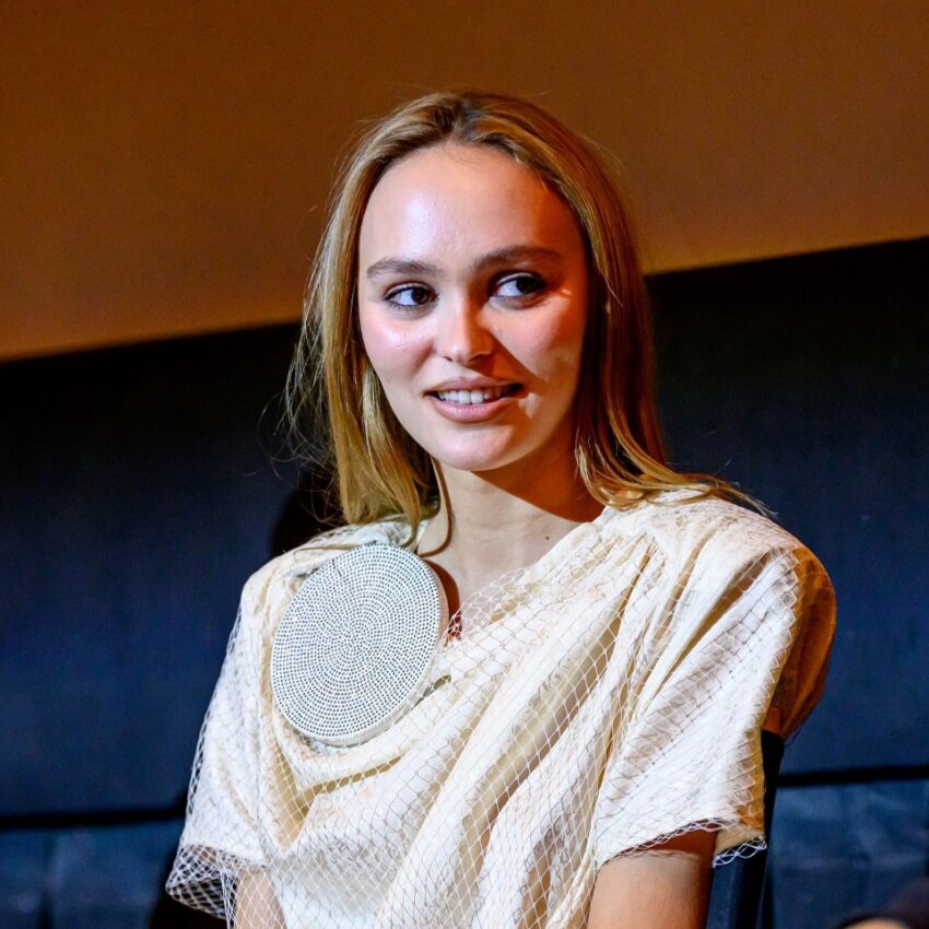Lily-Rose Depp: „Tak, zmagam się z zaburzeniami odżywiania praktycznie odkąd pamiętam. Ale teraz czuję się dobrze w swojej skórze i cieszę się z tego” – zdjęcie numer 1 Lily Rose-Depp - Hello Zdrowie