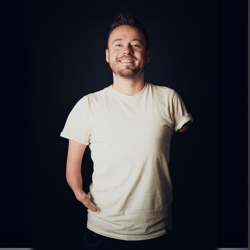 Mariusz Kędzierski: „Ręce nie są aż, a tylko narzędziem. A jeśli je masz, jesteś na lepszej pozycji startowej niż ja” – zdjęcie numer 1 Mariusz Kędzierski - Hello Zdrowie