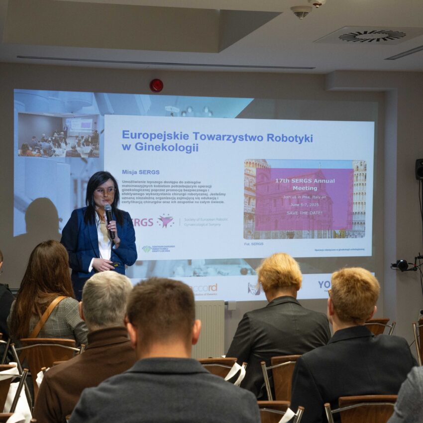 Dr Magdalena Bizoń: „To nie robot operuje, tylko lekarz, który za konsolą widzi więcej i działa precyzyjniej” – zdjęcie numer 1 dr Magdalena Bizoń w trakcie operacji pokazowej