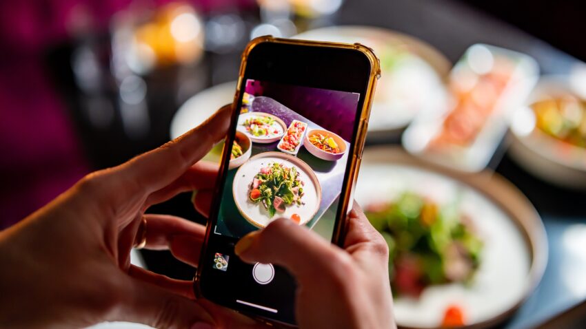 kobieta fotografuje jedzenie smartfonem - Hello Zdrowie