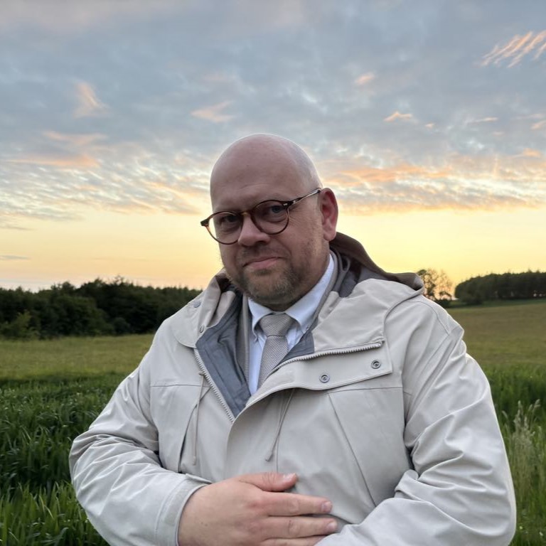 „Z przemocą seksualną system sobie nie radzi. Nawet język w formularzach Niebieskiej Karty to pokazuje” – zdjęcie numer 1 Grzegorz Wrona - Hello Zdrowie