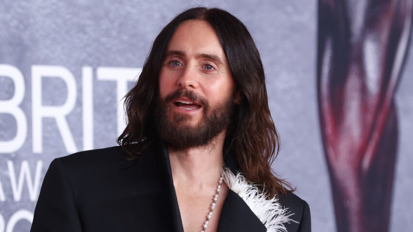 Jared Leto na gali BRIT Awards 2025 w garniturze z białymi piórami