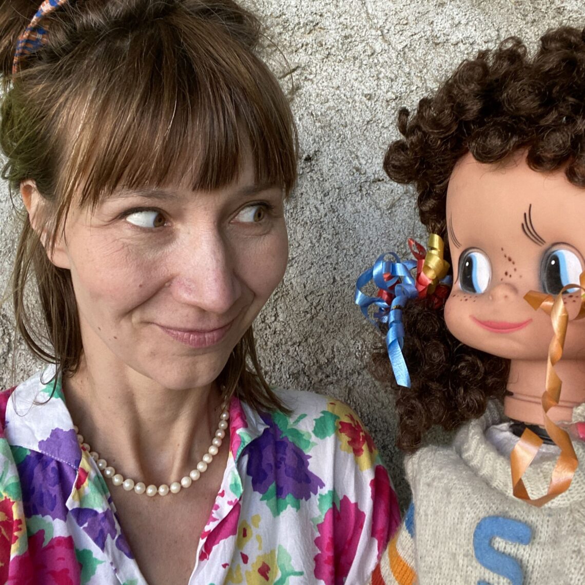 Kasia Żywioł z jedną z wyszukanych przez siebie lalek vintage - Hello Zdrowie