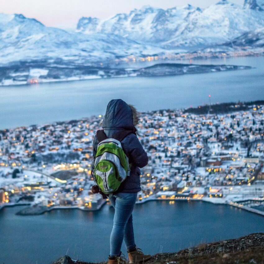 Turystka patrzy z góry na norweskie Tromso- Hello Zdrowie