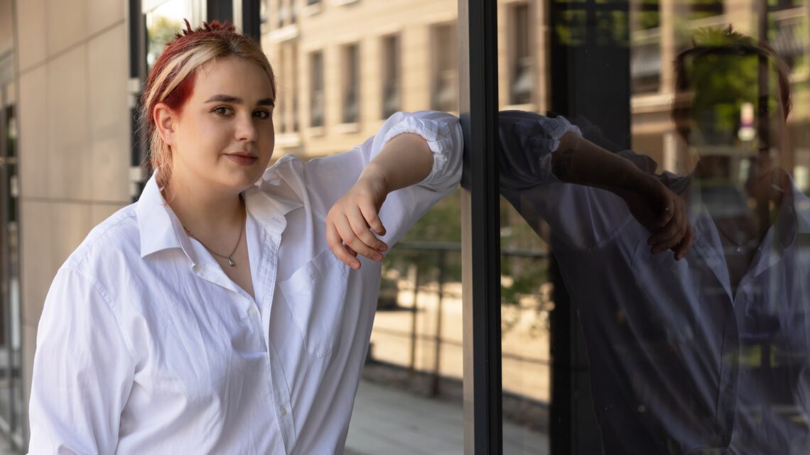 na zdjęciu: dziewczyna opiera się o szybę, tekst o niedożywieniu, również tym ukrytym - Hello Zdrowie