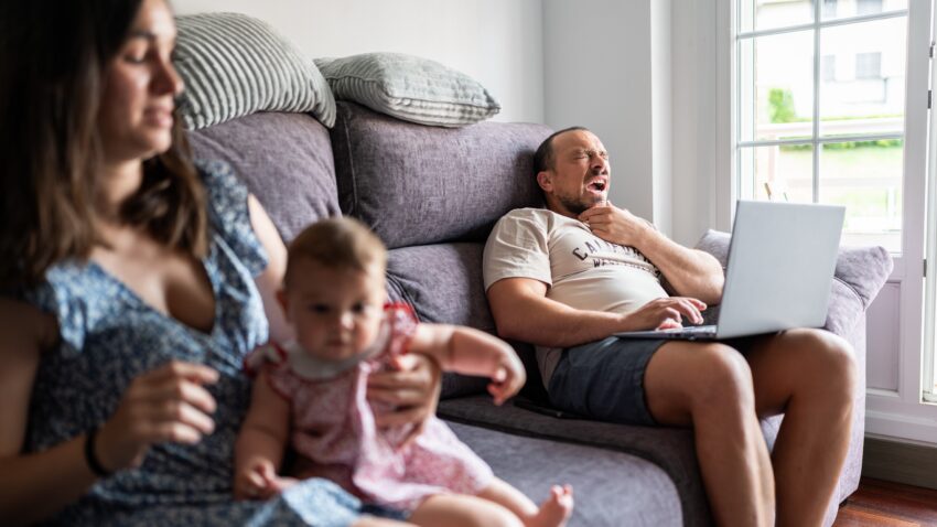 na zdjęciu: rodzina na kanapie, tekst o passenger parentingu - Hello Zdrowie