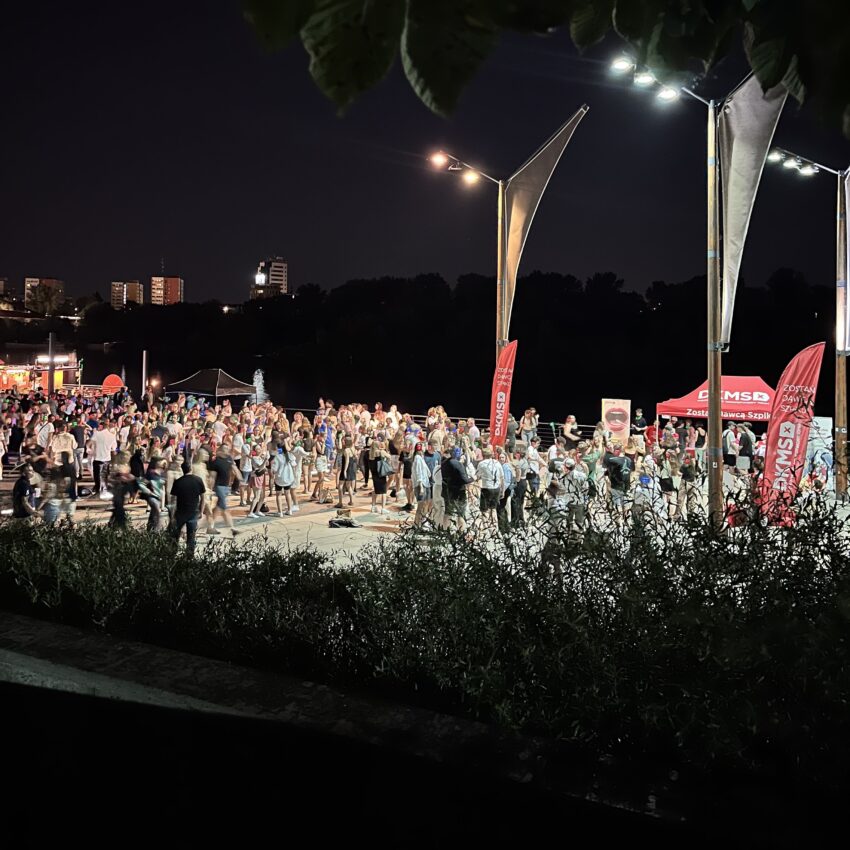 „Noc pełna dobrej muzyki, tańca i pozytywnej energii”. Weź udział w Silent Disco z Fundacją DKMS i bądź częścią ważnej misji – zdjęcie numer 1 Silent Disco na bulwarze gen. Pattona w Warszawie, 2024