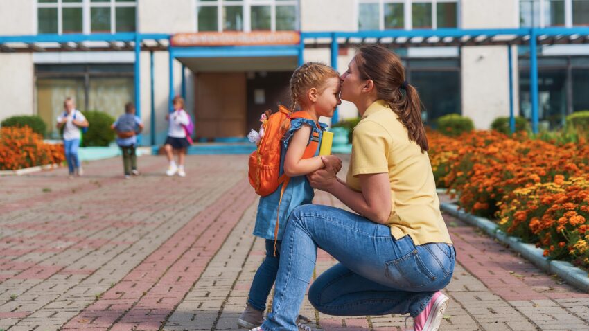 mama żegna córeczkę idącą do szkoły - Hello Zdrowie