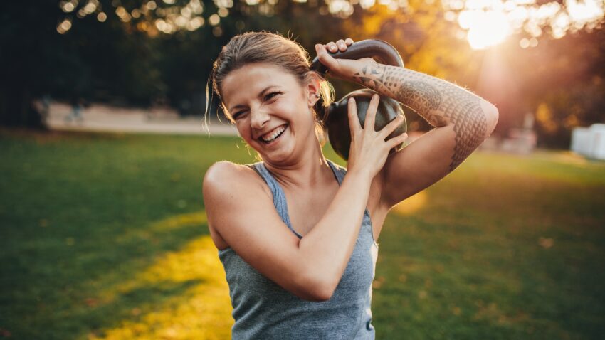 na zdjęciu: dziewczyna podnosi ciężarek kettlebell. Tekst o kettlebell challenge - Hello Zdrowie