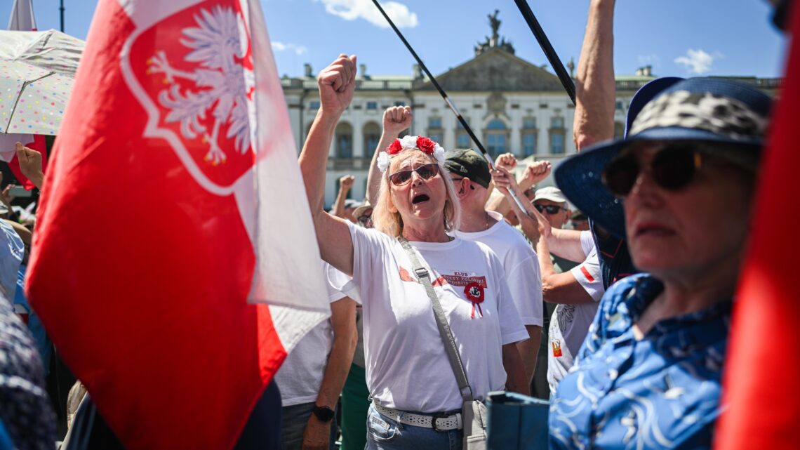 wiec polityczny, ludzie skandują - Hello Zdrowie
