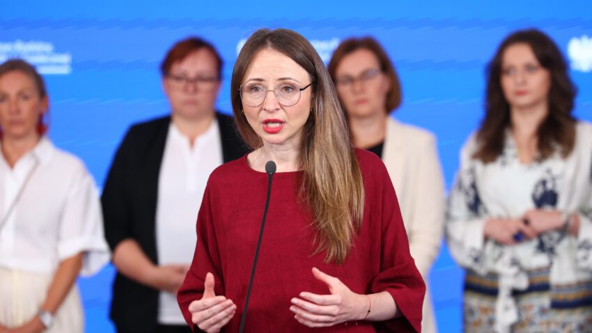 Ministra rodziny pracy i polityki społecznej Agnieszka Dziemianowicz-Bąk podczas briefingu prasowego