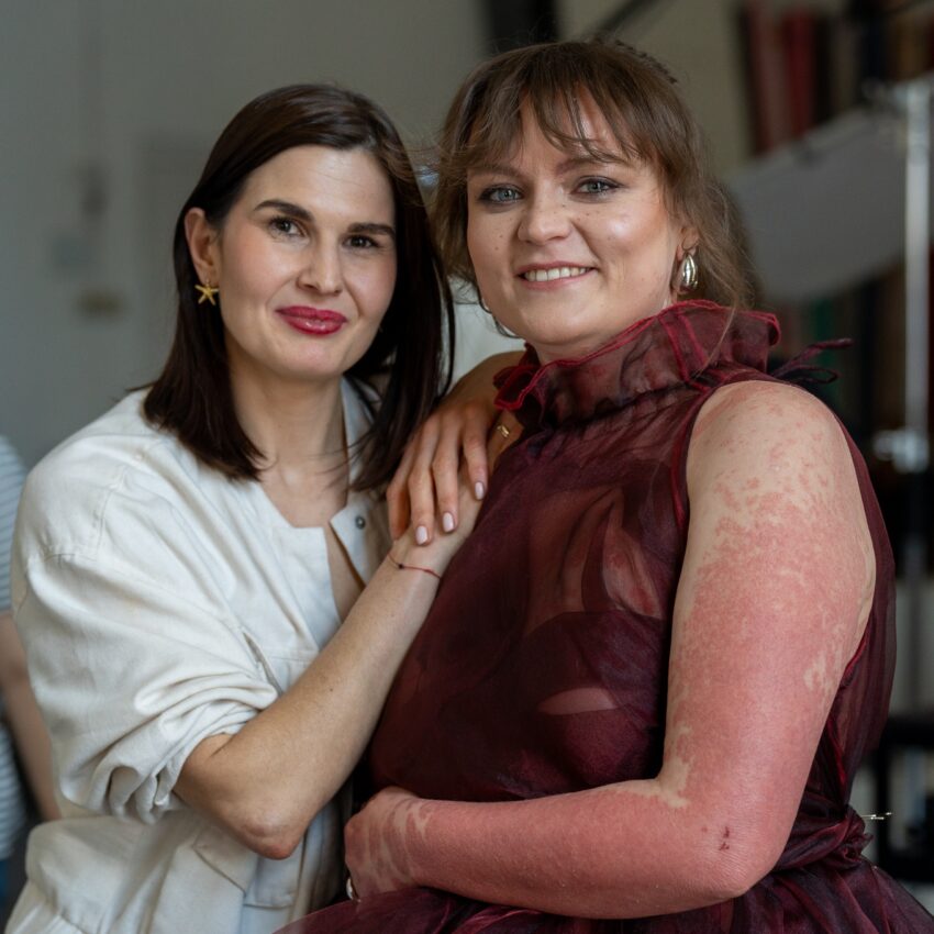 Klaudia Grodzicka: „Stoję w kolejce w sklepie i nagle słyszę, jak matka mówi do swojego dziecka: 'Odsuń się od pani, bo jeszcze cię zarazi tym syfem'” – zdjęcie numer 2 Dominika Jeżewska i Klaudia Grodzicka