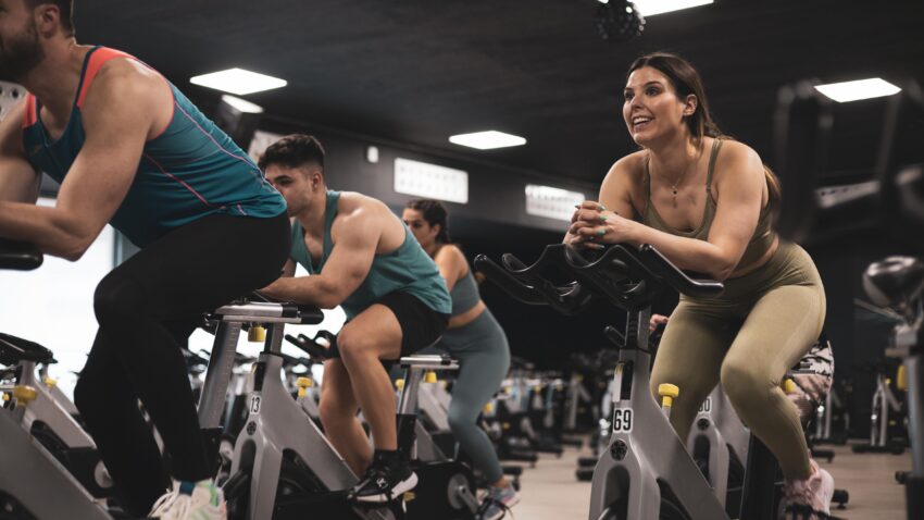 grupa osób trenuje spinning na siłowni - Hello Zdrowie